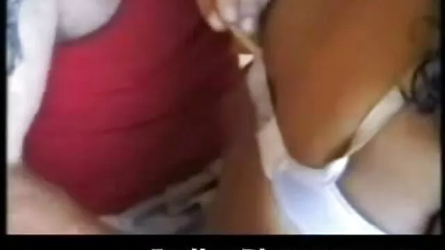 सींग का आकर्षक उसकी छीन बीएफ सेक्सी मूवी एचडी फुल और squirts उंगलियों