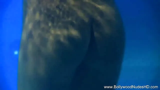 आदमी देख के हिंदी में सेक्सी फुल मूवी साथ एमआईएलए कमबख्त