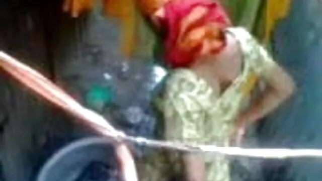 Karola उसके विशाल सेक्सी मूवी एचडी फुल स्तन तेल लगाना