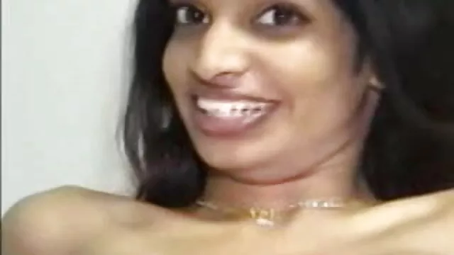 कैम 2 पर फूहड़ वीडियो में फुल सेक्सी फिल्म श्यामला नृत्य और स्तन
