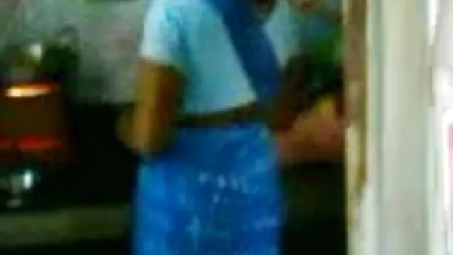 छोटे किशोर मौली एक इंग्लिश में फुल सेक्सी फिल्म buttfucking हो जाता है
