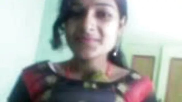 वह खेलता है और स्क्वर करता है जबकि वह उससे गंदी हिंदी सेक्सी मूवी एचडी फुल बातें करता है